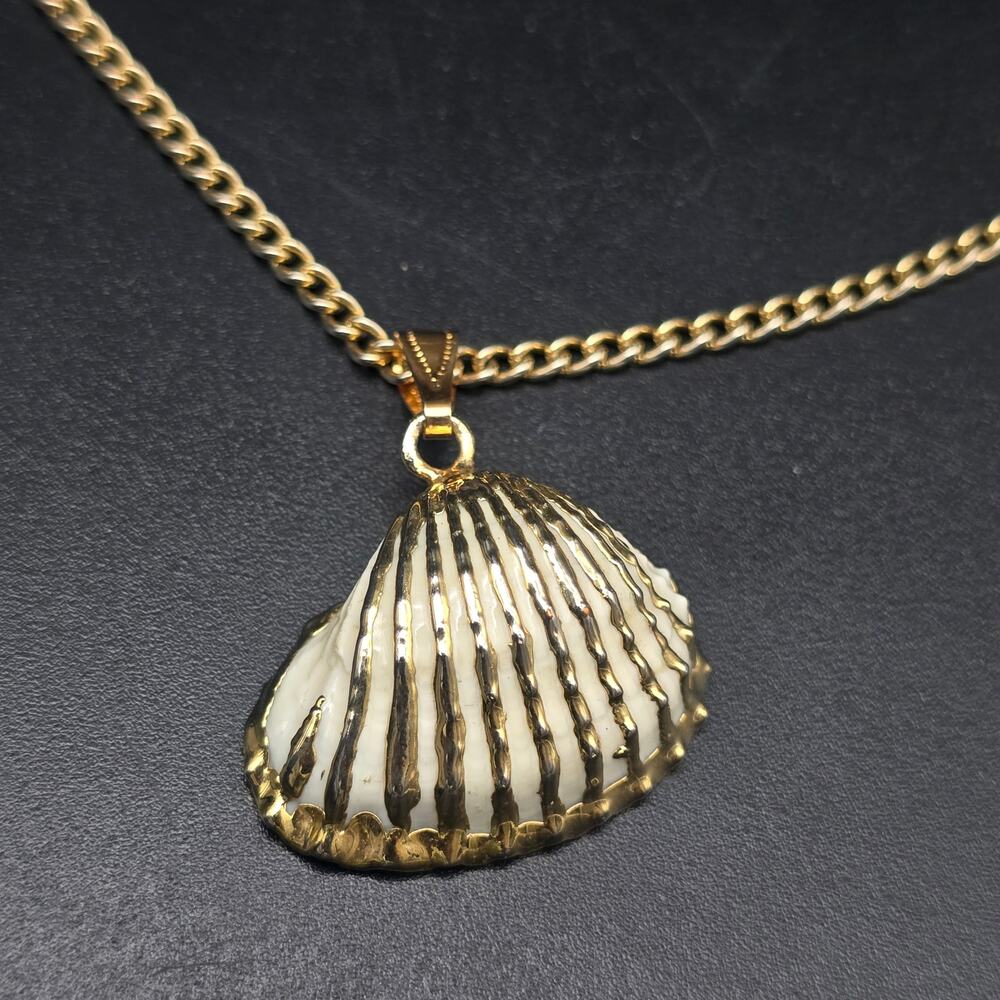Gold Tone Sea Shell Pendant Necklace Vintage Beachy Costume Jewelry